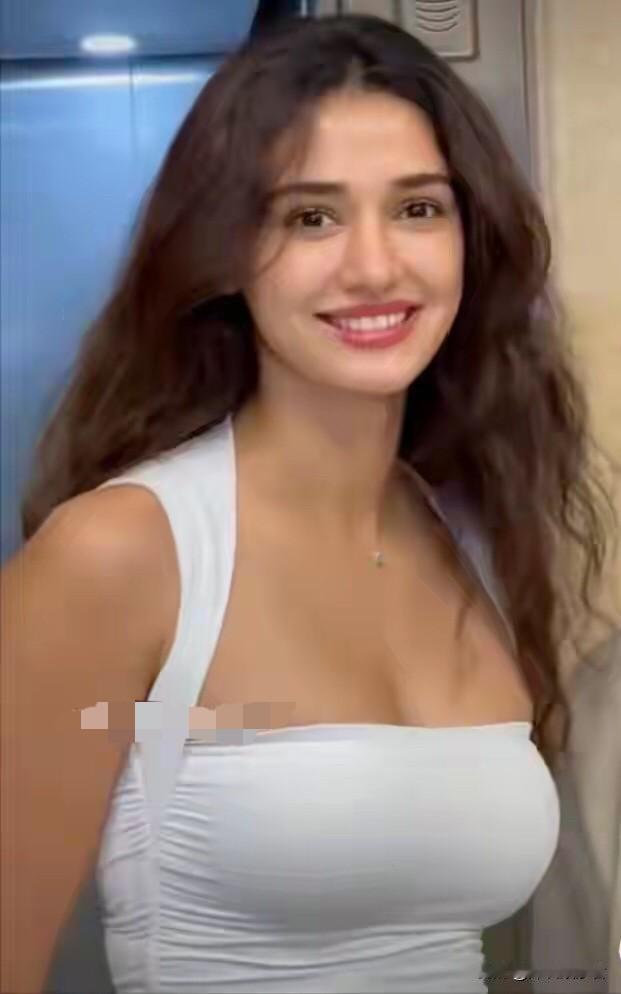 印度这伙男人是疯了吗？对妮迪·阿加瓦尔上下其手，公然猥亵，文明之耻。如果泰戈尔从