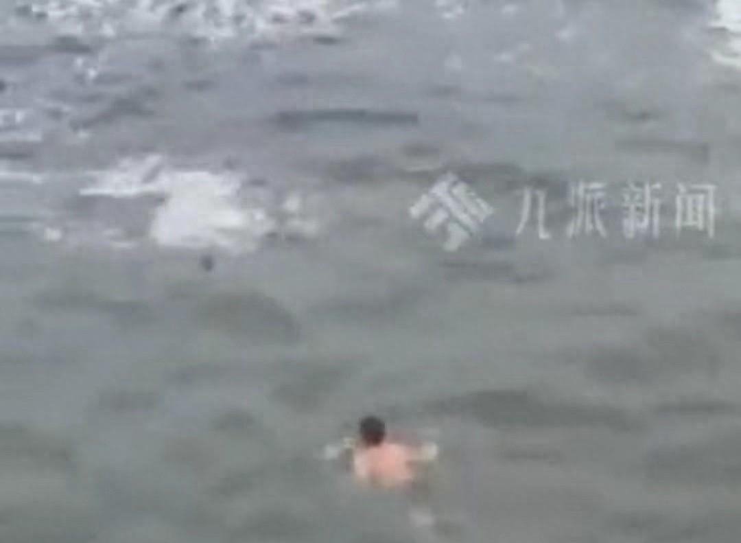 无视警告，两条年轻的生命葬身大海！广东两名年轻人不顾劝阻，翻越海边安全栏杆，结果