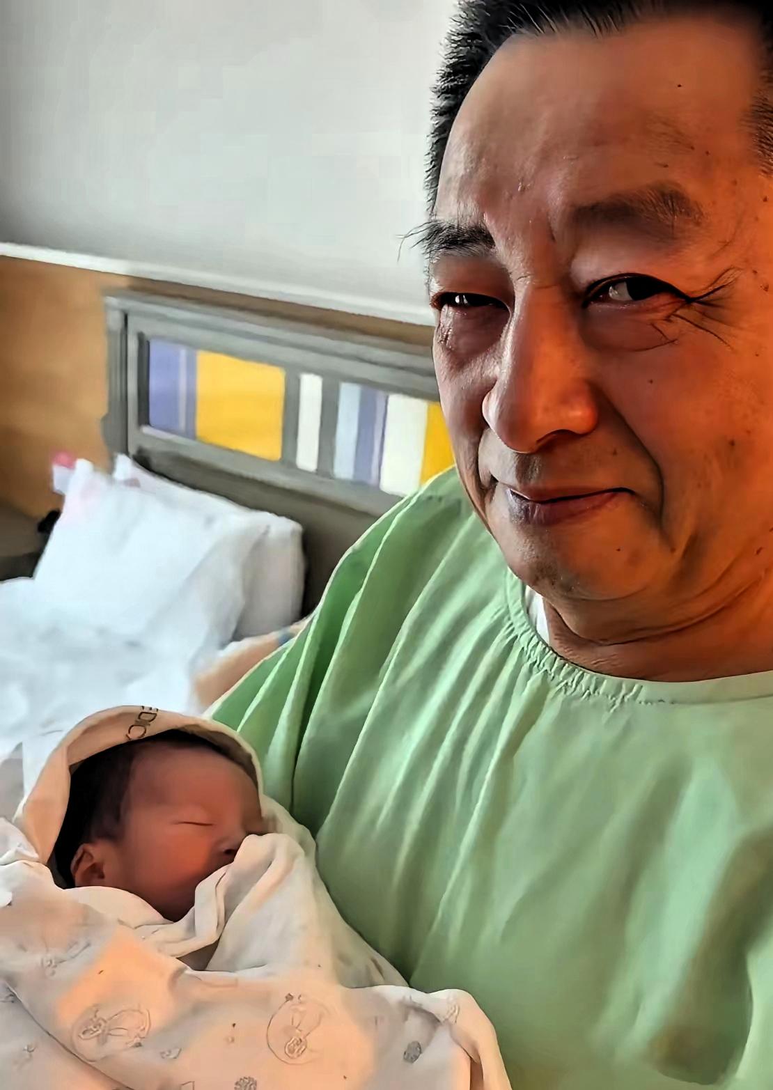 汪家最近有喜，汪爸爸得了孙儿，家里添了新丁，这真是新里程，过去可能有限制，现在不