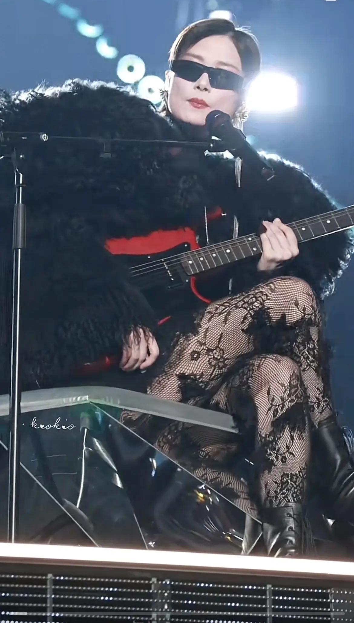 这样的造型也只有李宇春才能完美诠释，hold得住舞台。