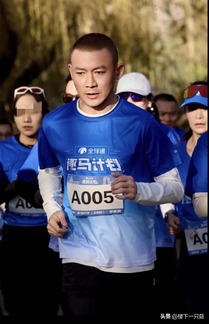 演员聂远参加北京马拉松，看他跑步的姿势和状态都挺不错，看来私下有专门锻炼过。
说