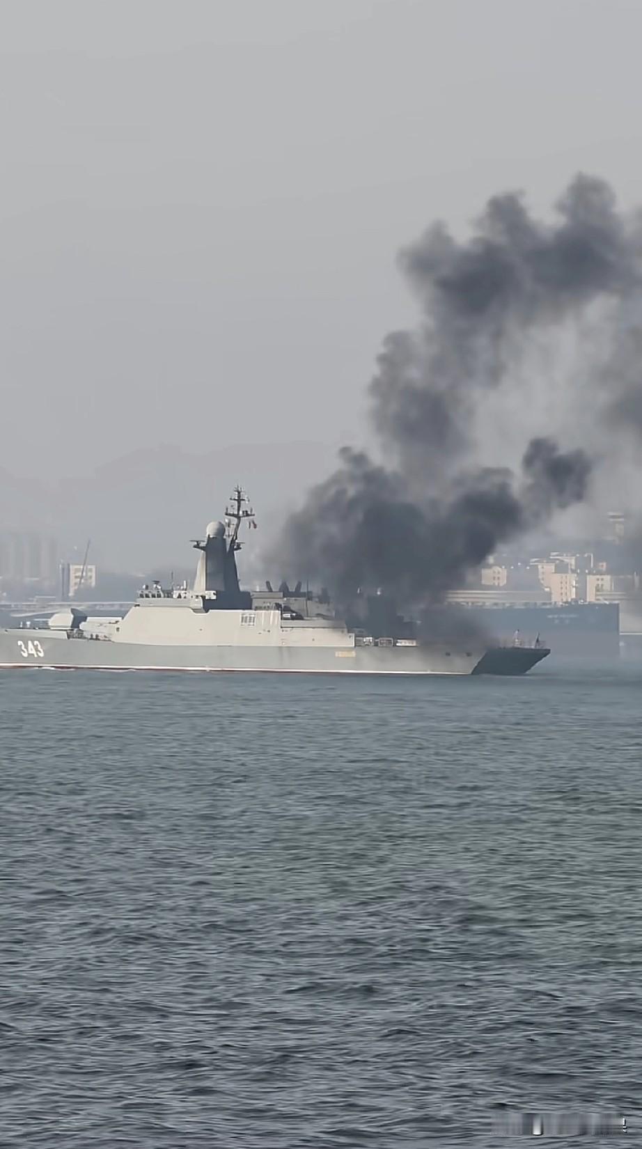 这军舰烧的是什么油，黑烟太大了严重污染环境，就这要是出海作战，远远的就暴露目标了