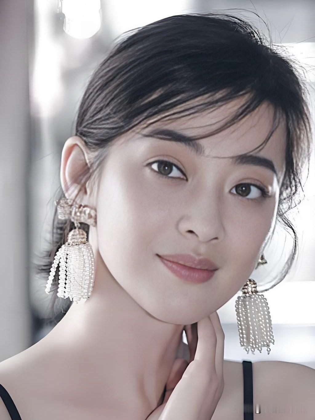 梅婷，岁月从不败美人。从《不要和陌生人说话》到《父母爱情》，她用演技诠释千面人生