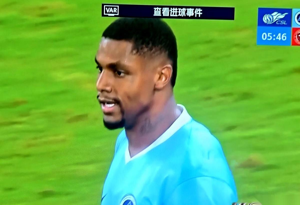 辽宁铁人，顶着个“中超外援身价第一”的帽子，结果最近三场球，一场没赢。
更绝的还