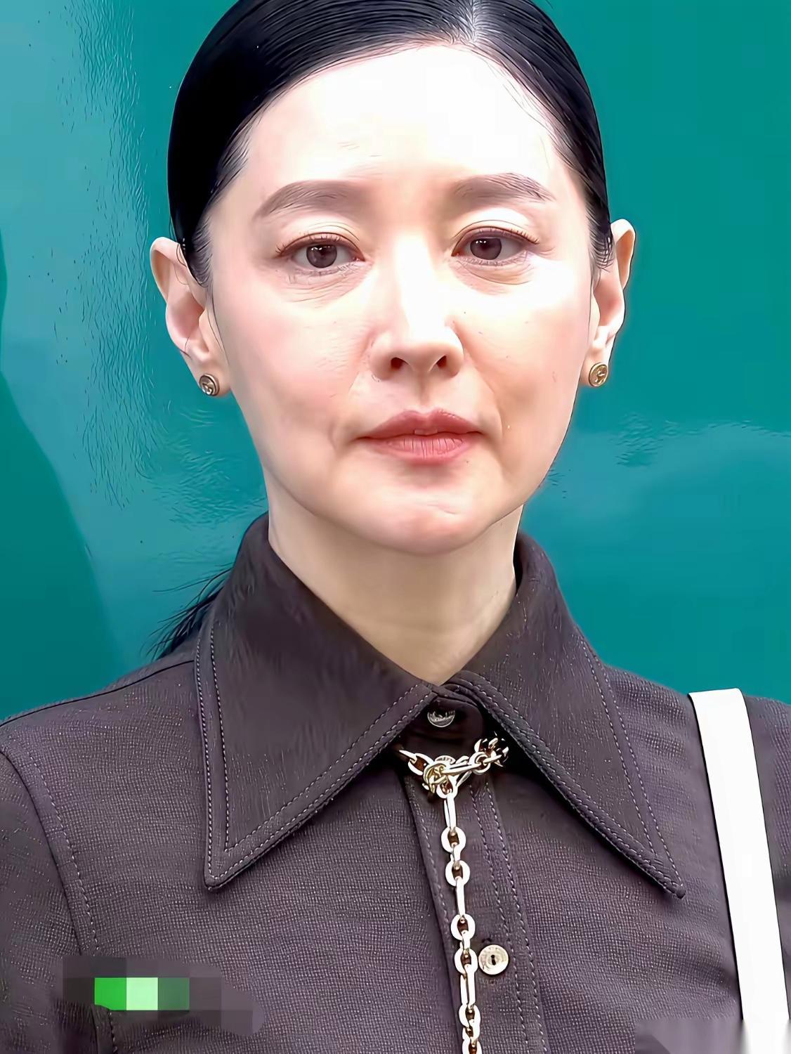 你跟岁月和解的样子，比涂什么都好看。看了李英爱的近照后，我默默把那瓶一千多的眼霜
