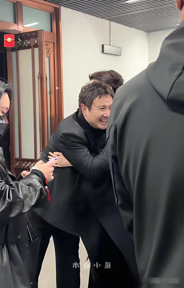 沈腾，3亿人次票房王的老底，被李冰冰掀了。 李冰冰发文祝贺老乡，大家才惊觉，这两