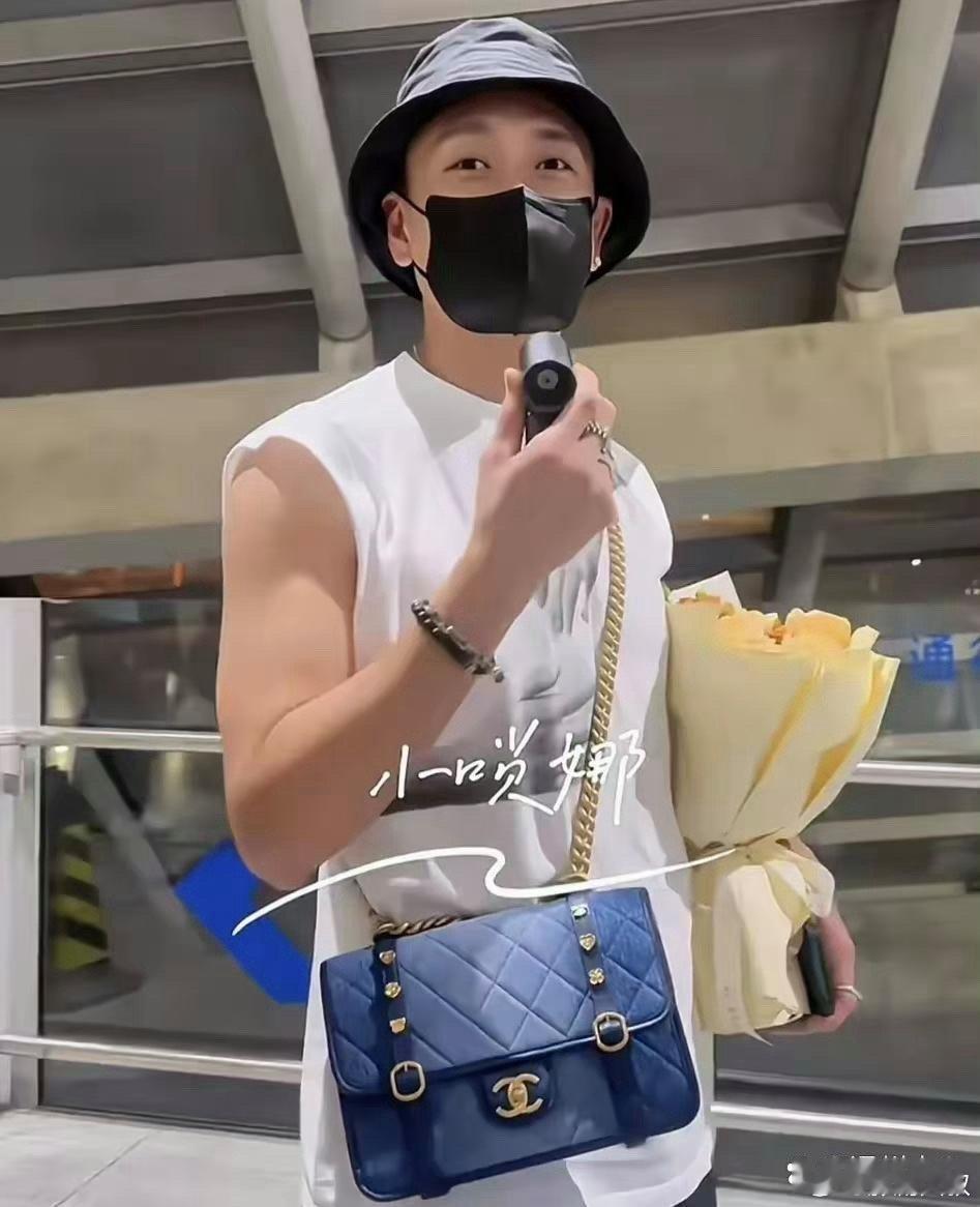 黄宗泽可真骚帅，背得香奶奶包都好女式，但一点也不娘。 ​​​
