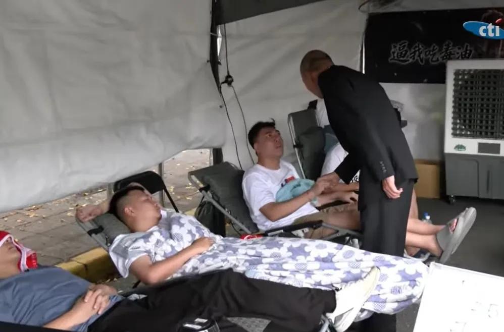 郑丽文、傅崐萁探望完国民党绝食青年之后，韩国瑜也来探望了。
郑丽文、傅崐萁分别带