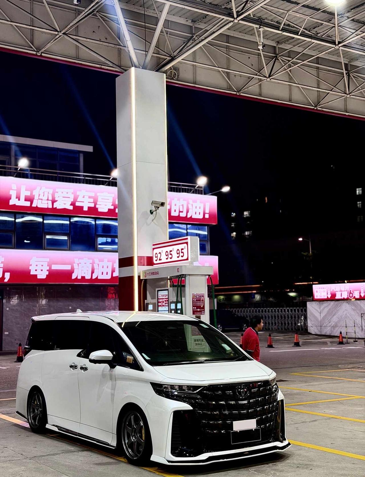 西装衬波鞋。。。
alphard 埃尔法40系 丰田
KuhlRacing RA
