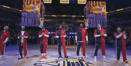 詹姆斯自带皇冠！霸气十足！NBA全明星赛赛前的出场仪式勒布朗詹姆斯站在西部明星们