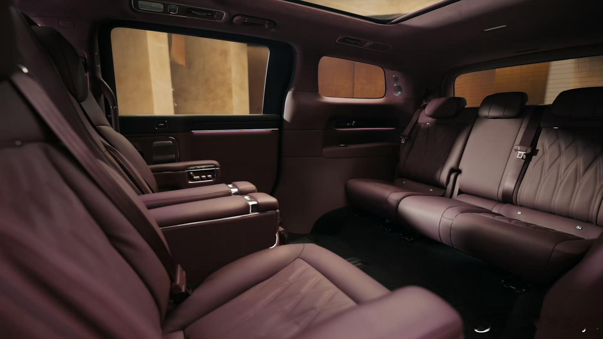 余承东官宣智界V9绒霞紫内饰智界V9今天公布了更多的内饰细节，紫色的这个内饰确实