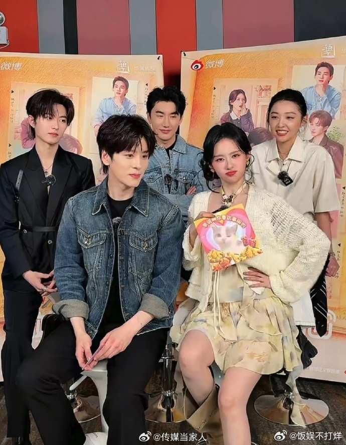 郑合惠子夹子音表情包好甜你是迟来的欢喜救命！郑合惠子新剧宣传现场举着“早说啊你看