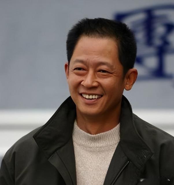 王志文成名后，带母亲去豪华餐厅吃饭，点菜时，母亲问服务员：“大闸蟹多少钱一只？”