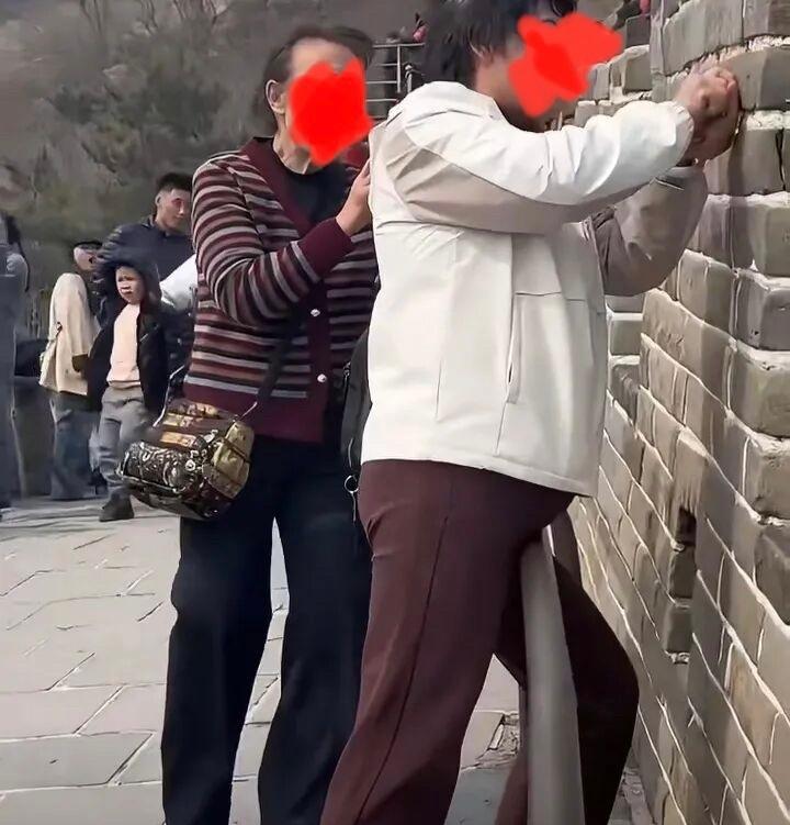 女子用剪刀八达岭长城上刻字常年行走在路上，见过太多珍贵的人文古迹，也越发懂得文明