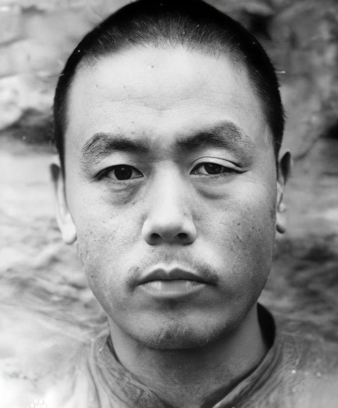 1955年，农民杨大发和妻子吵架，争吵中，妻子突然大喊：“你再说，我把你的黑历史