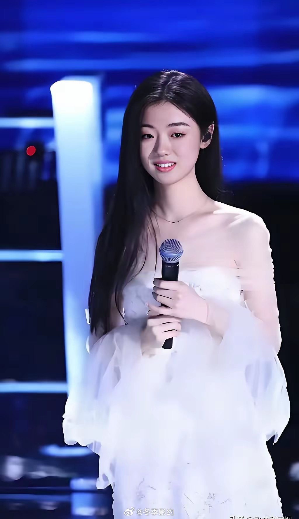 单依纯，还是应该多读书！30号她出来直播，网友一句“今天怎么不哭了”，她当场回怼