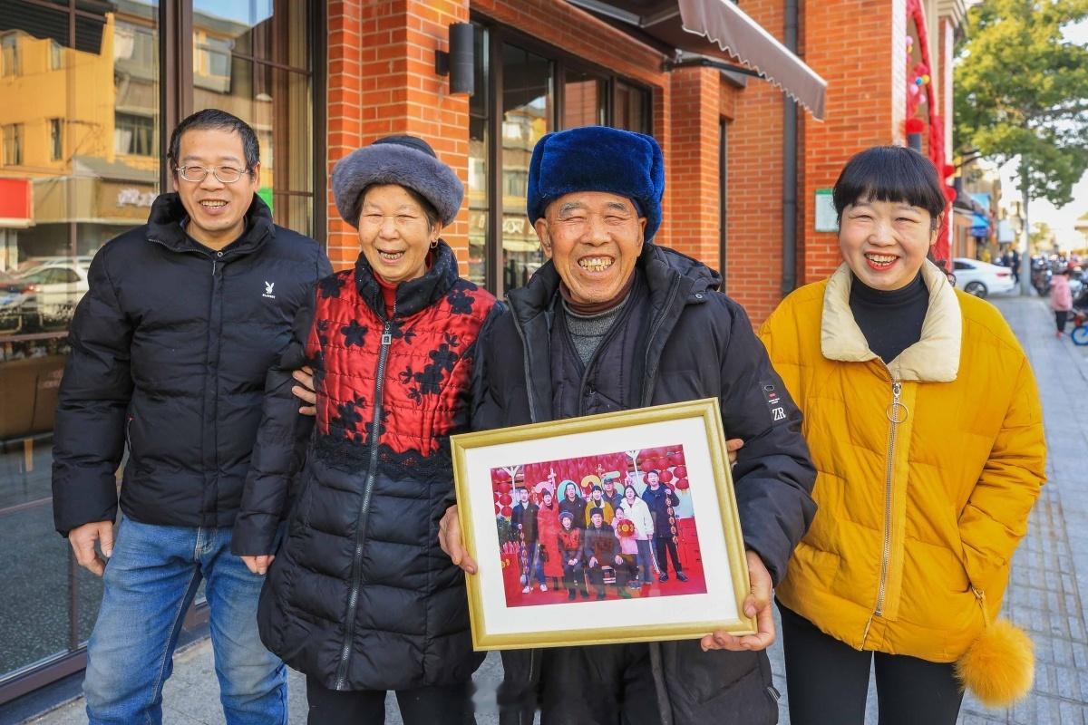 宁波北仑摄影家为多个群体免费拍全家福  1月12日，北仑区霞浦文化客厅广场阳光灿