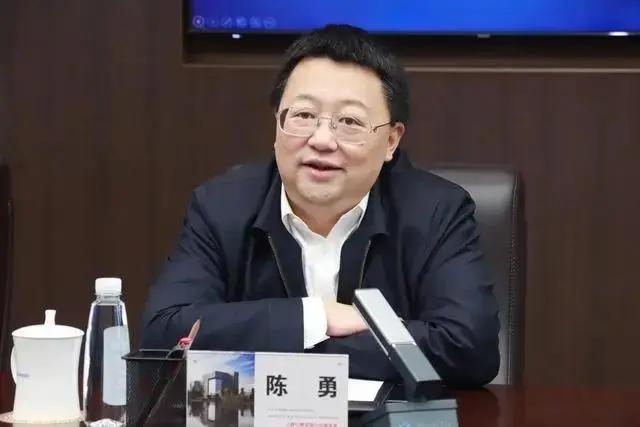 我说中国建筑的股价跌跌不休呢？中国建筑股息率5%，动态市盈率才不到4倍，静态市盈