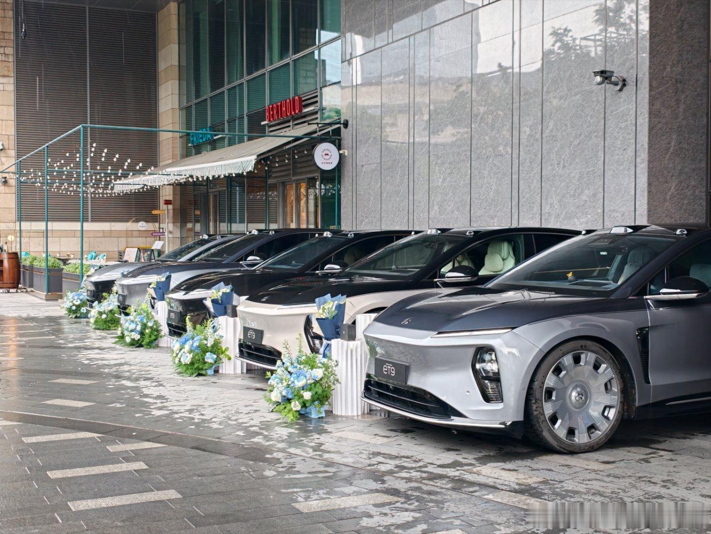 酒店楼下偶遇ET9集中交付，一会斌哥会下来交车。看来还真是ES9把ET9也带起来