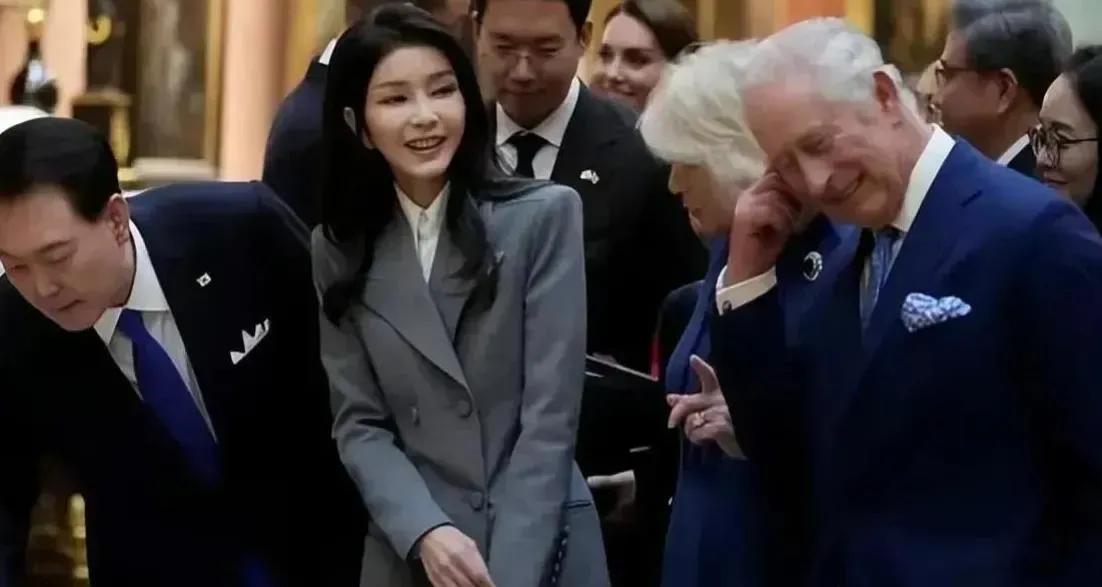 终于在镜头前见到金建希笑了！但总感觉她笑的放不开，也不深、不透，笑的点到为止、浅