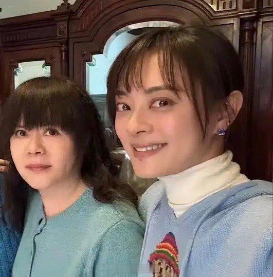 孙俪妈妈67岁真的好年轻，娘娘跟妈妈可以演姐妹花了[赢牛奶] 