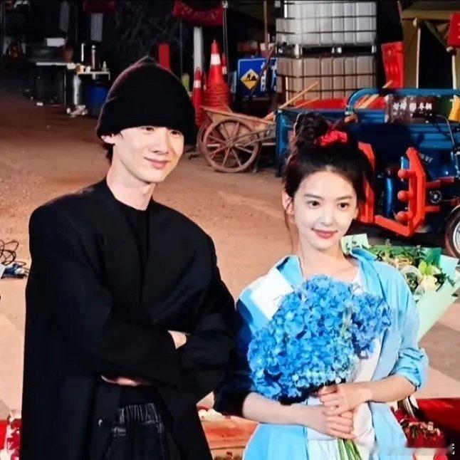 白敬亭看起来像章若楠的老叔叔 ​​​