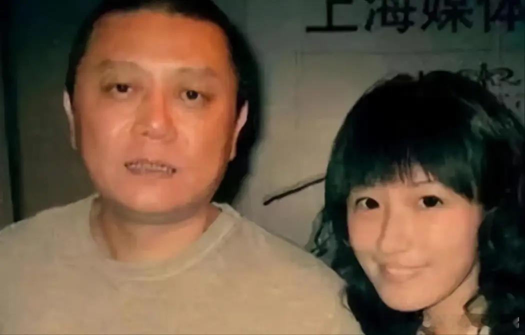 当年王朔约徐静蕾到家里玩，他们刚想亲密，谁知道女主人沈旭佳突然回家，徐静蕾看到后