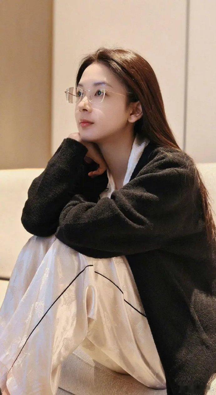 陈瑶素颜女大褪去浓妆滤镜，陈瑶素颜氛围感直接拉满，满满的女大学生既视感原生皮肤状