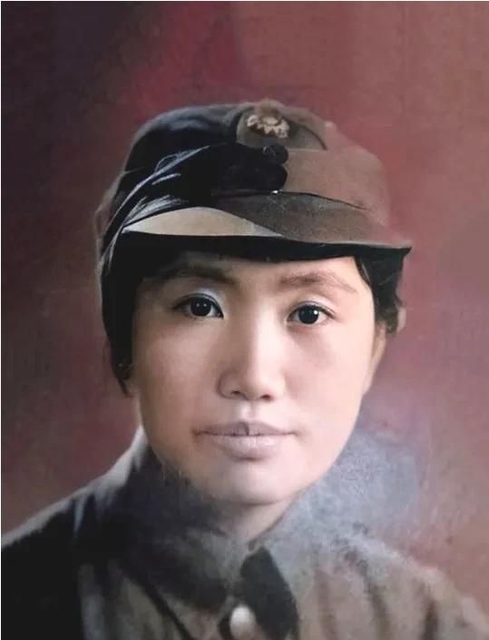 1906年出生的谢冰莹，和笔名叫【冰心】的谢婉莹不是亲姐妹，但她的人生要比冰心彪
