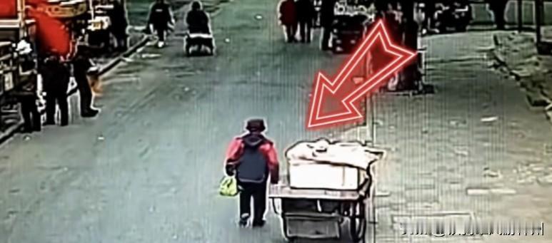 不敬畏规则就有丧命之虞
        一位老太太，走在机动车道上，当她经过一辆