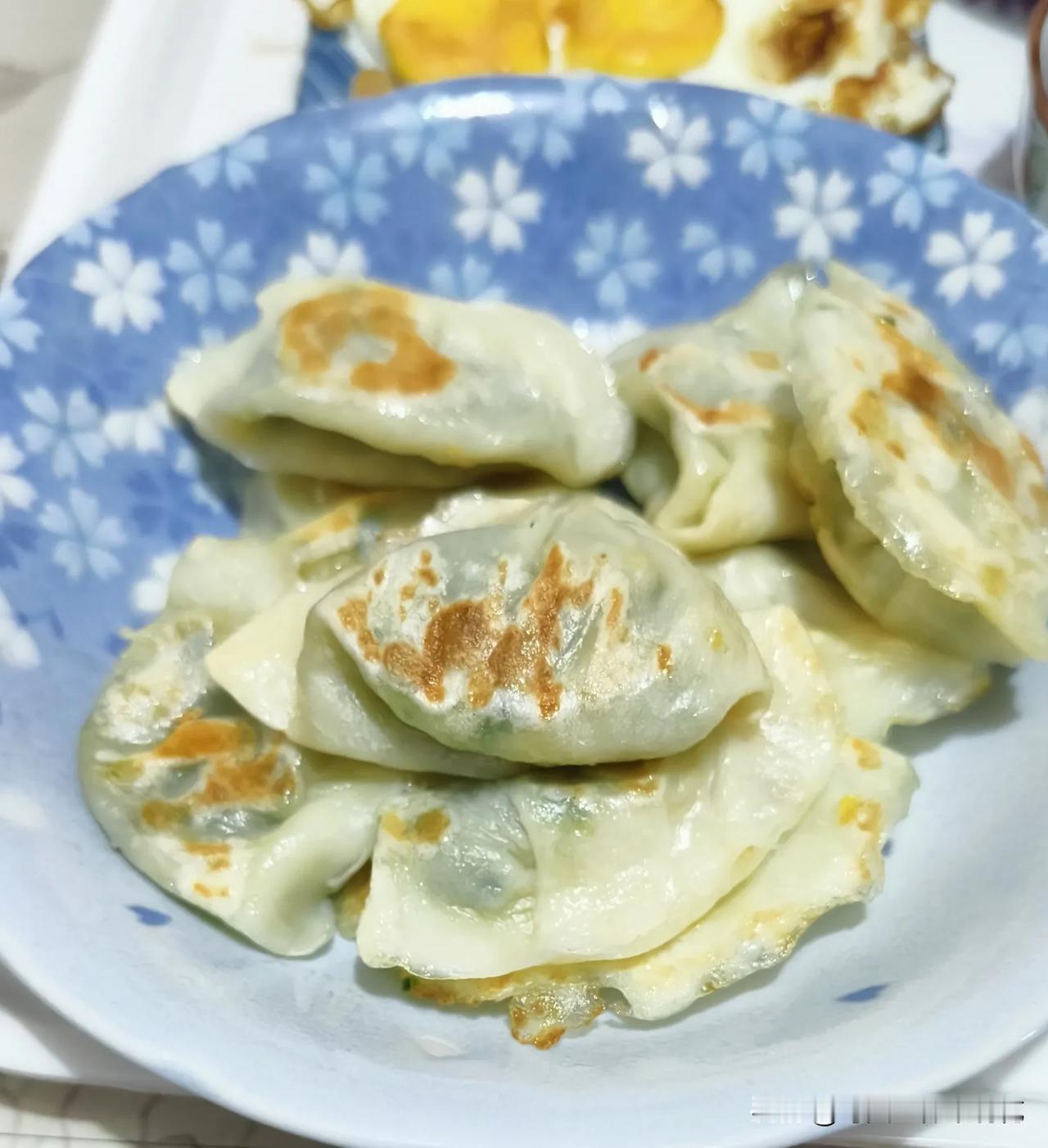 今天的早餐，韭菜鸡蛋虾仁煎饺，小米黑米大米杂粮粥，煎鸡蛋，

   早餐简单快捷