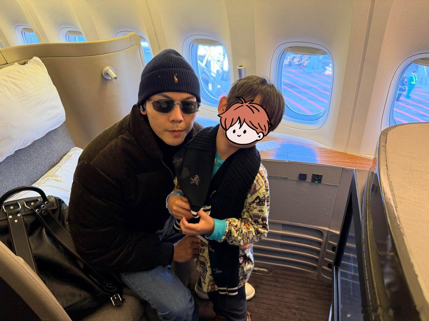 飞机上偶遇陈伟霆坐飞机偶遇陈伟霆看到网友分享的飞机偶遇陈伟霆的经历，他不仅对小朋