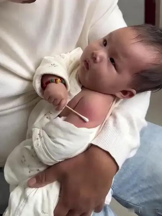 这个小孩太成熟了，才三个月大，打针不仅不哭，还自己摁着棉签。
有些小孩，第一次打