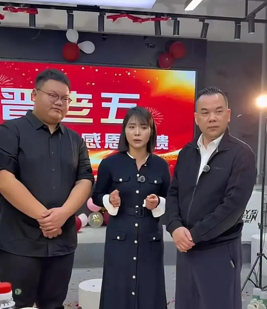 800万粉丝的家族IP，昨夜直播里一刀两断。
晋老三对着镜头，声音没抖：“老五的
