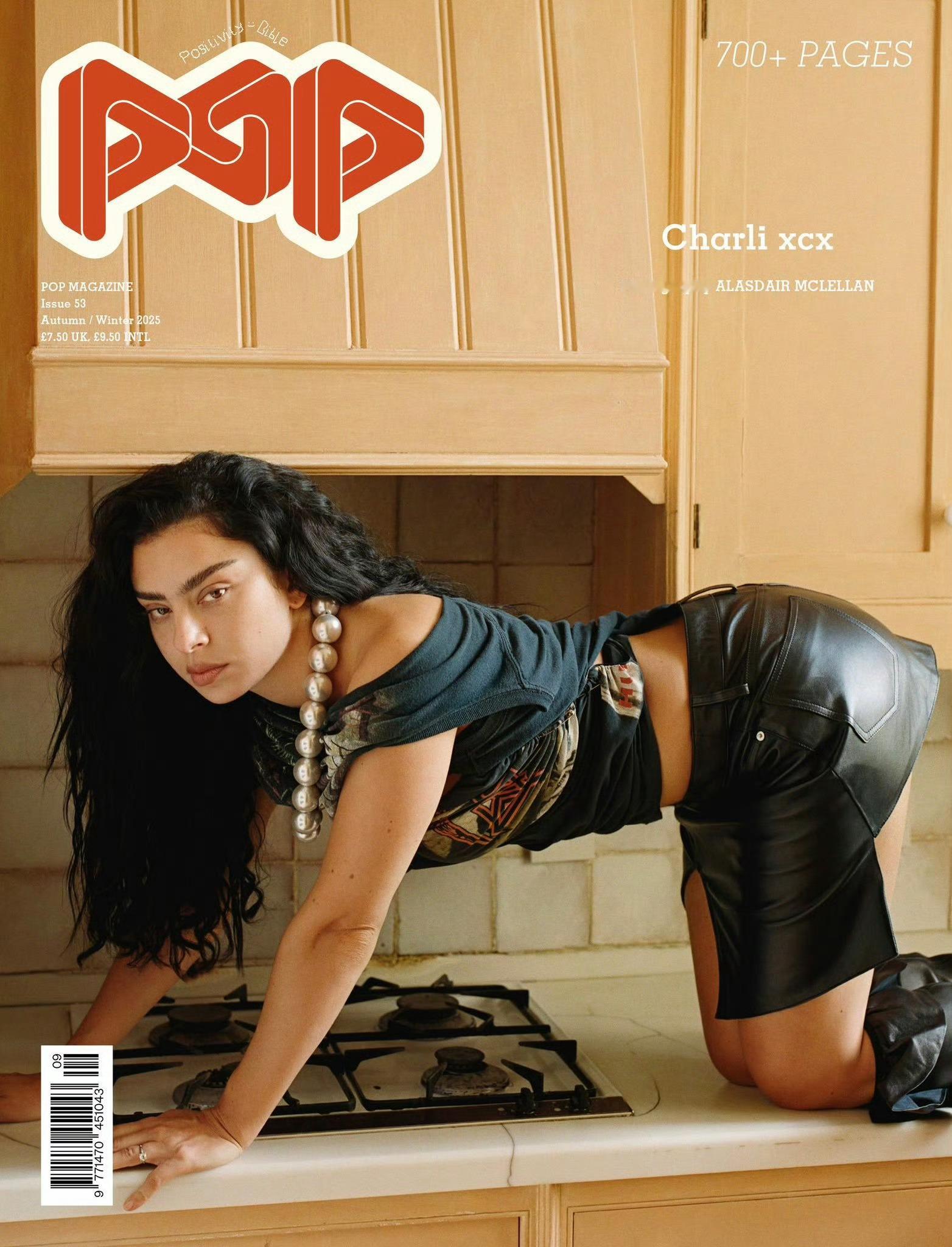 Charli xcx 最新登上 Pop Magazine 2025秋冬刊十二版全