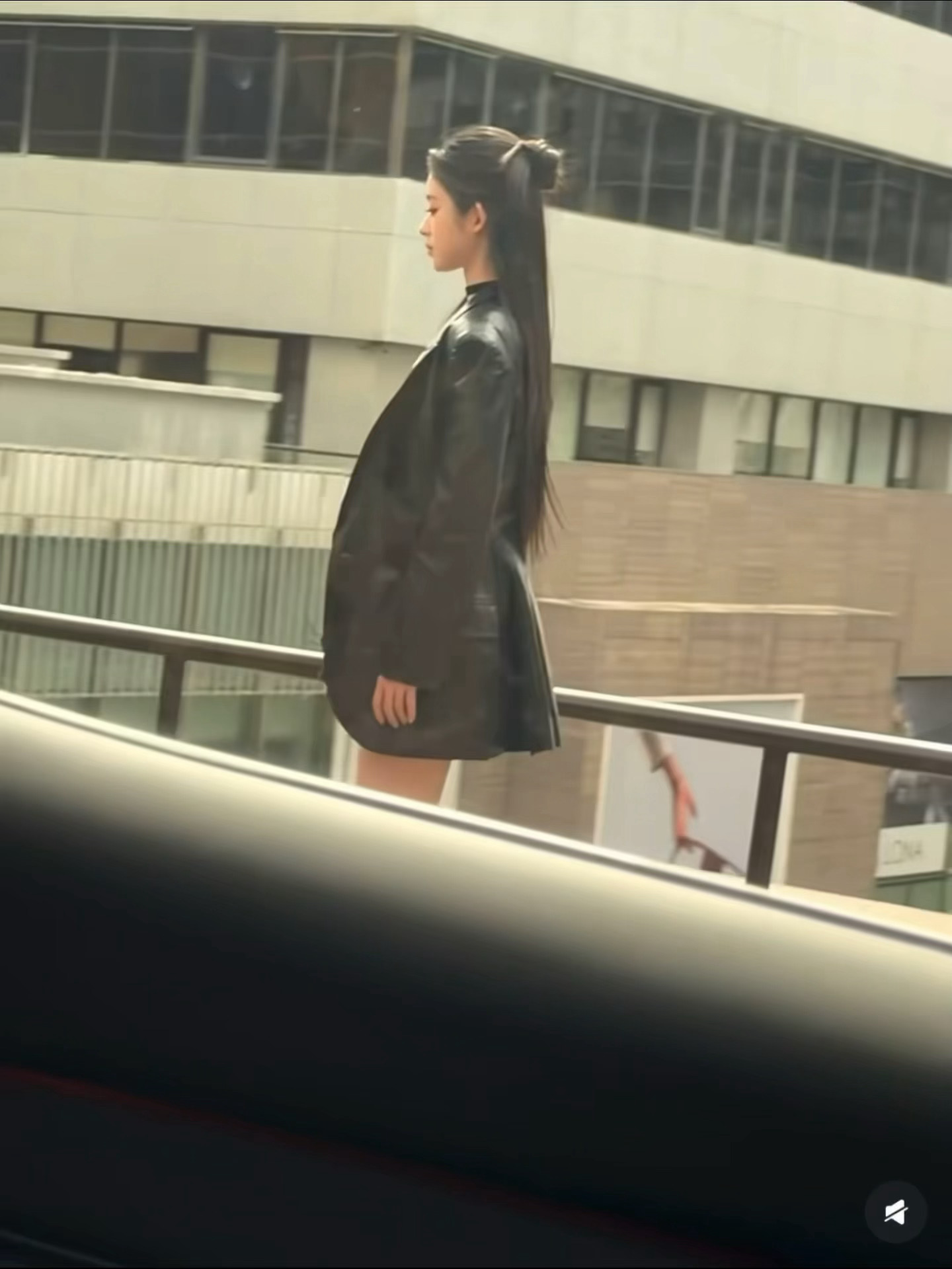 黄杨钿甜 宝宝又被偶遇哦 小手办装酷中