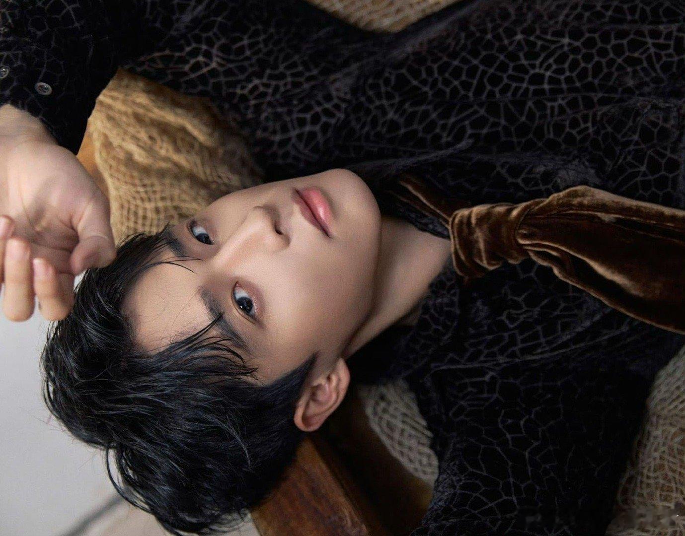 吴宇恒这是真的硬帅 大衣版本的他把“硬帅”两个字诠释得太到位了，厚实的面料带来十