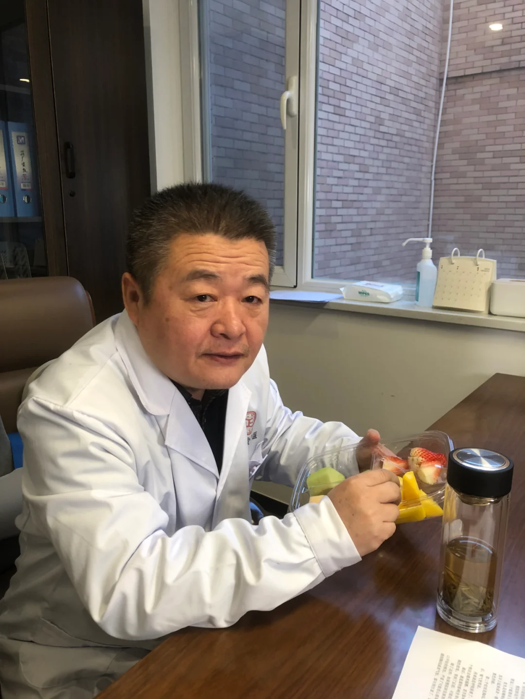 患者何先生，年龄58岁，患慢阻肺已逾10年。初诊时，他的症状包括经常咳...