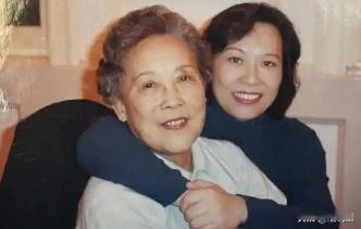 2001年，上海姑娘张玮掏空家底给独居恩师买下一套养老房。谁料20年后恩师离世，