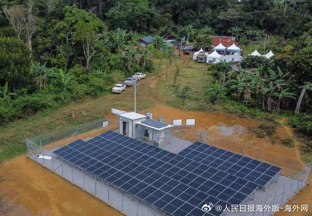 【光伏产业绘就湘非绿色合作新图景】赞比亚瑞达矿山的光伏板在阳光下泛着金属光泽，电