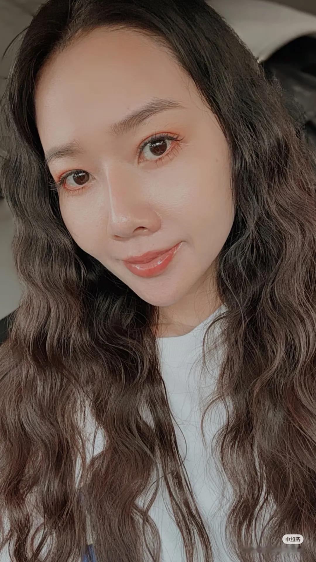 话说台湾近几年就推出了许多颜值和气质都相当不错的新晋博主，而億来億去就是其中之一