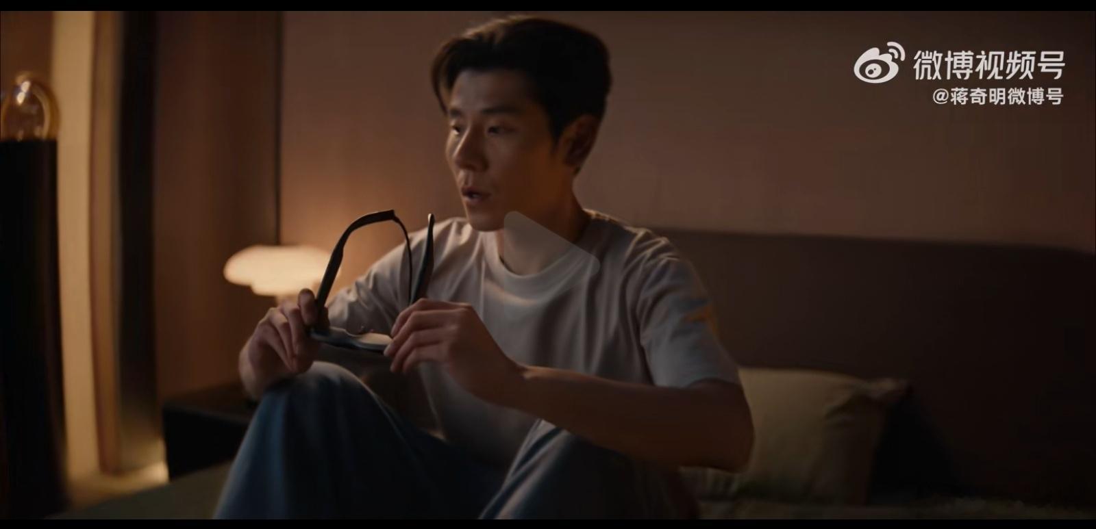 解锁随身光影新境界——雷鸟眼镜官宣TVC观看RayNeo雷鸟创新携手品牌代言人蒋