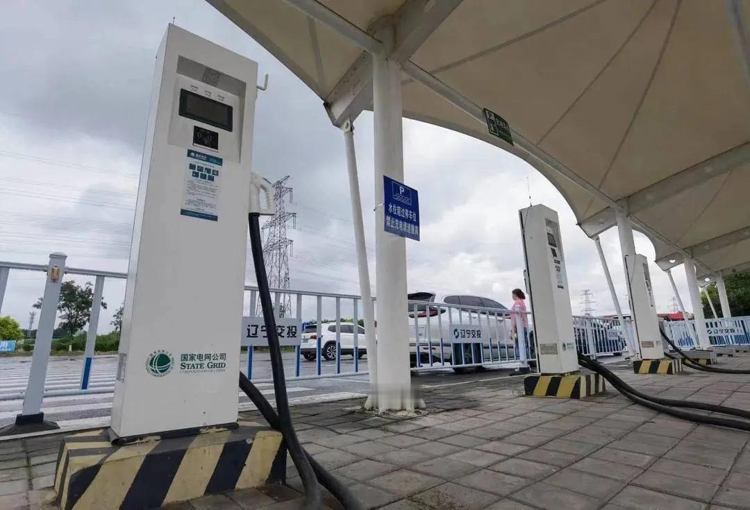 安徽放大招！2027年前高速服务区都配大功率充电桩，超充网络全覆盖
 
安徽刚发