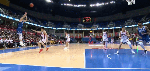 段昂君踩到摄影师受伤青岛男篮vs山西男篮 段昂君投完底角三分之后，踩到了场边的摄