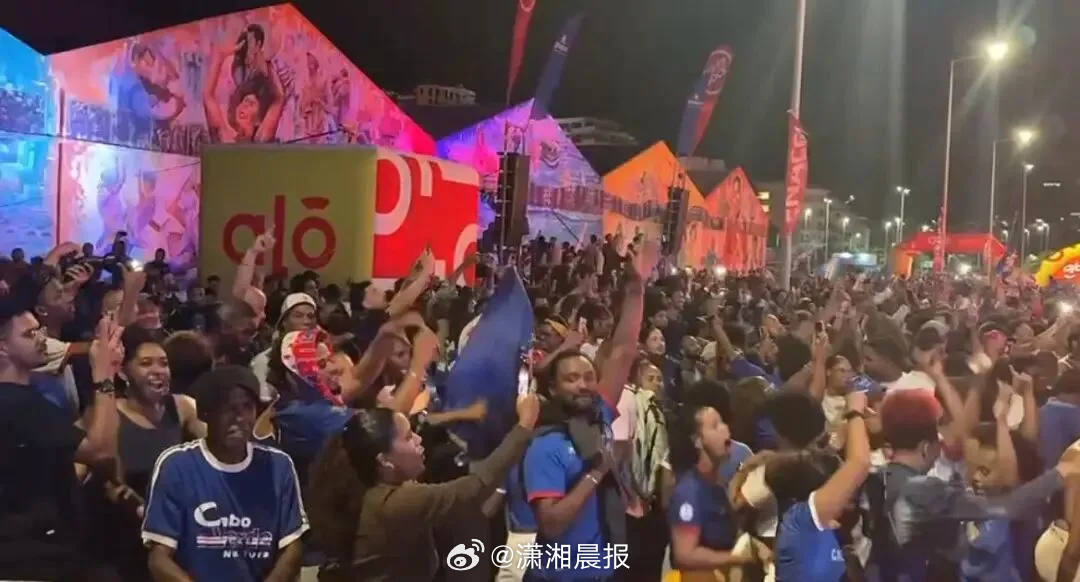 【#中国男子与佛得角门将弟弟一起观赛#，#佛得角门将的偶像是梅西#】2026年世