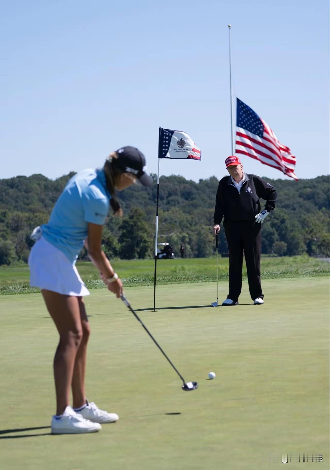 特朗普陪孙女打高尔夫球，球场上的漂亮旗为什么要降半旗呢？没有看明白，感觉有些蹊跷