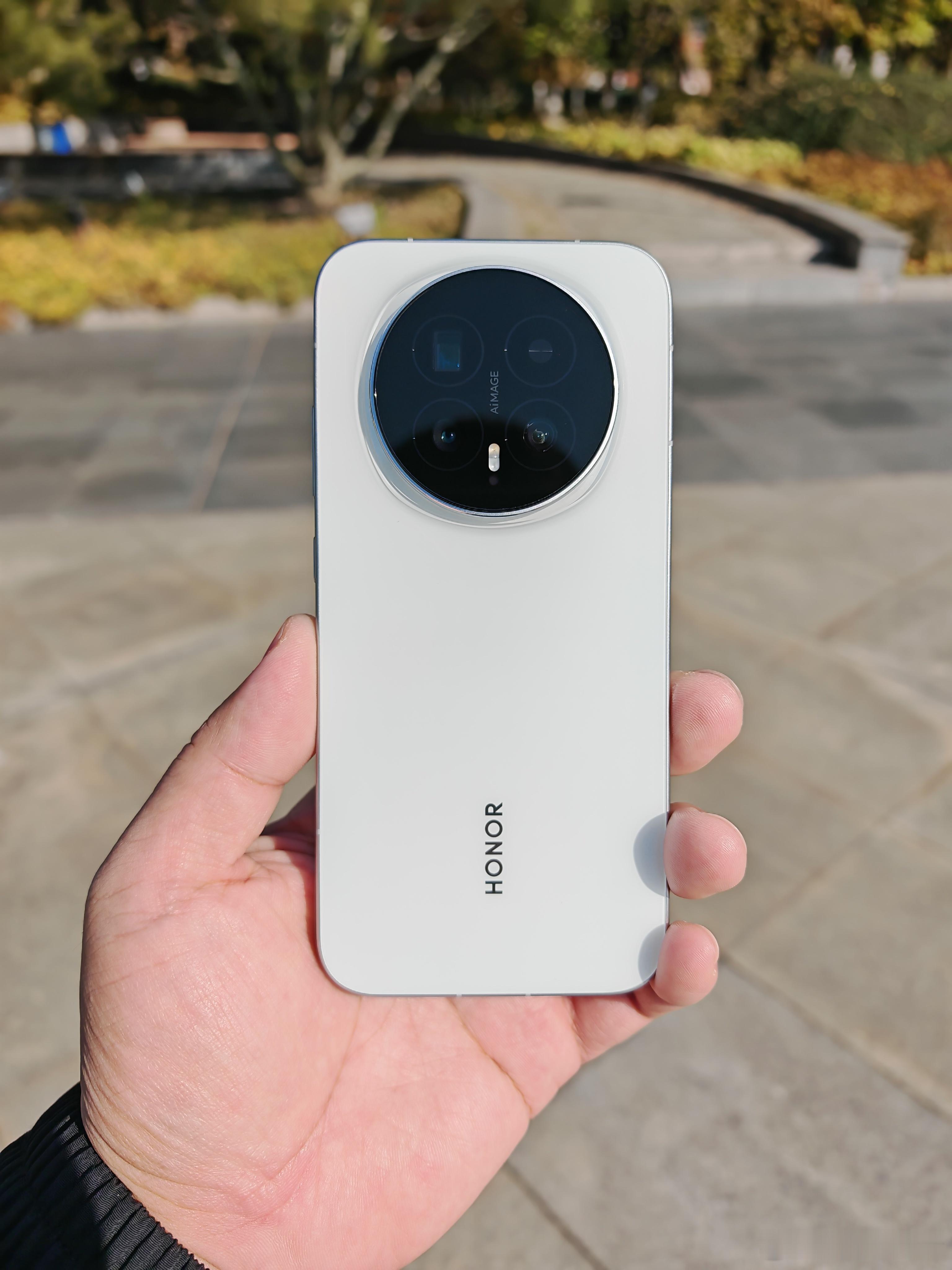 荣耀Magic8这个白色真是越看越漂 