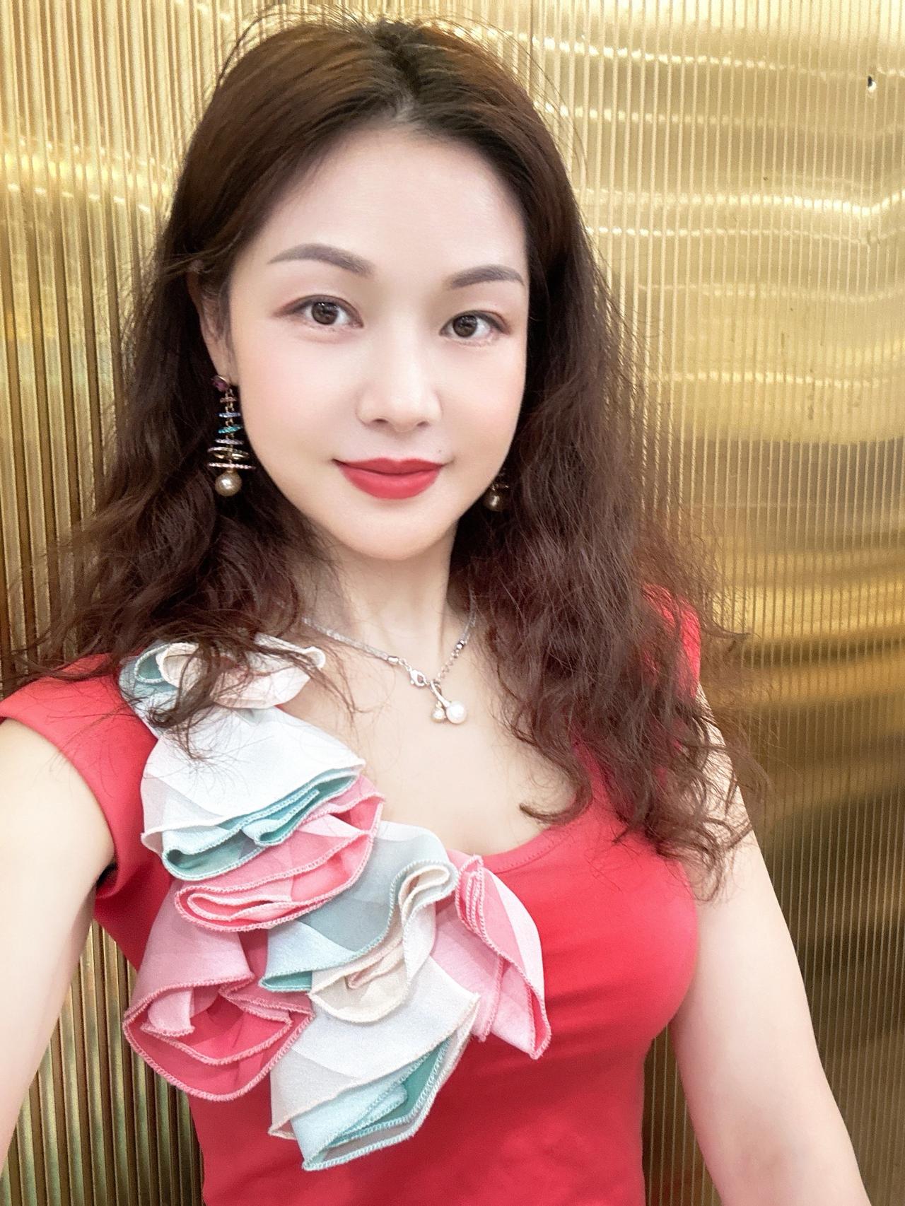 珍惜眼前人，善待身边事。知足常乐，用心去感受生活中的点滴美好最美的年纪做最美的自