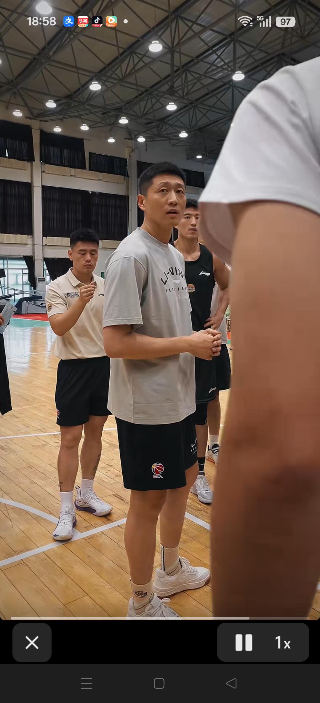 中国男篮暂时休假， 吉林队新任主帅李昂就马不停蹄的回到吉林队，与球员会面。
确实