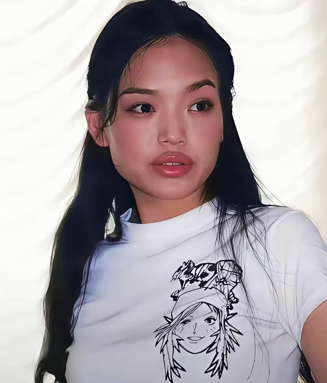 舒淇出道时的颜值真是不敢恭维！方脸厚嘴唇，土里土气，乍一看还有点像凤姐！
但她简